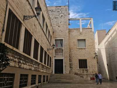 Sempre a Bari Vecchia, su spaziosa piazzetta Sant�Anselmo s�impone in posizione cantonale la scuola dell�infanzia Diomede Fresa. Progettata dall�architetto Pietro Maria Favia e costruita nel 1937, � rivestita per tutti i suoi due piani da pietre chiare sbozzate e quasi si confonde tra gli edifici pi� antichi delle vicinanze